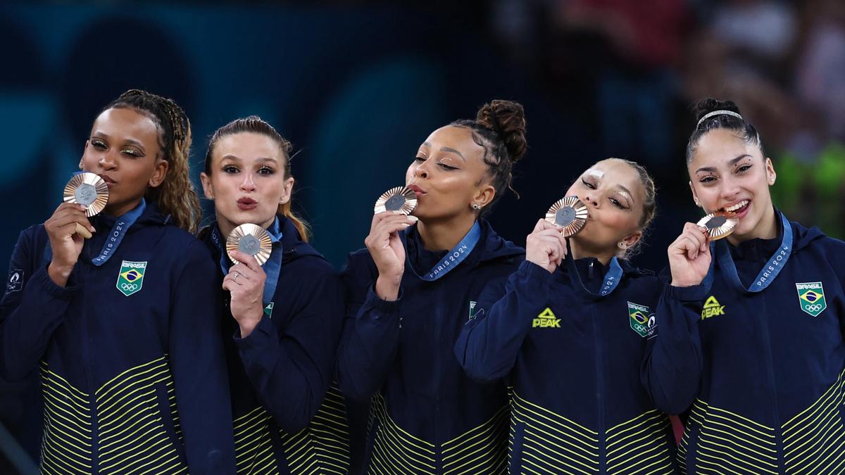 Equipe brasileira vibra com bronze da ginástica artística