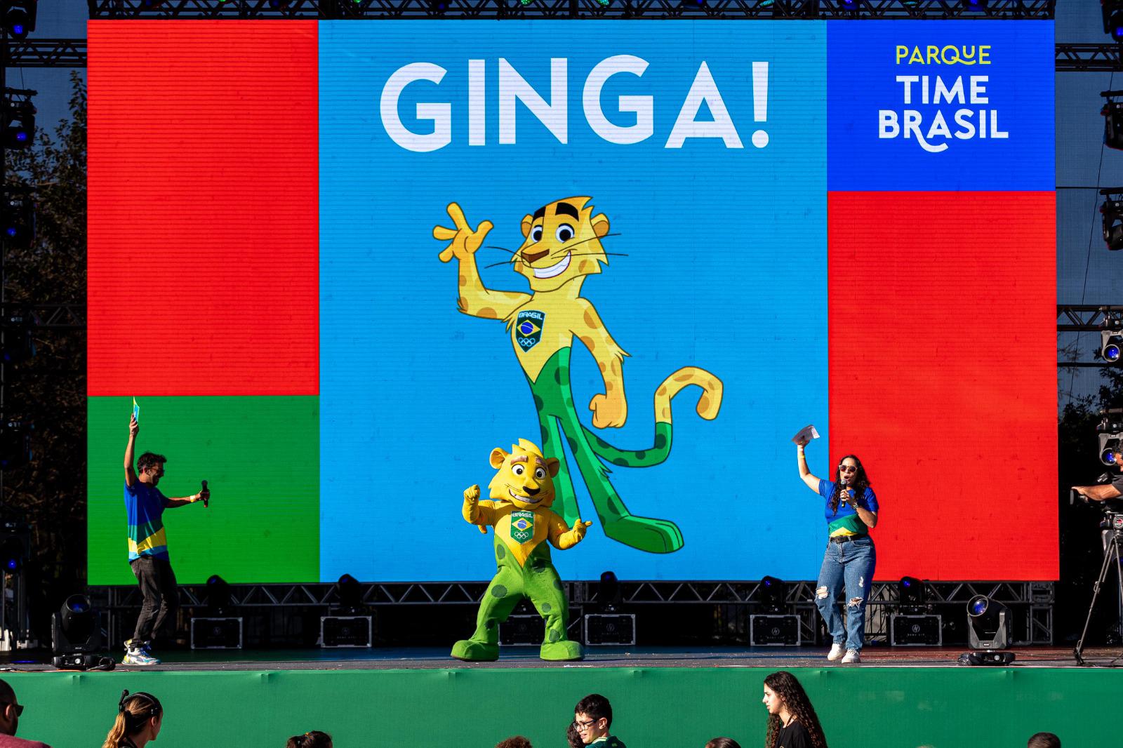 Mascote do Time Brasil dança no palco