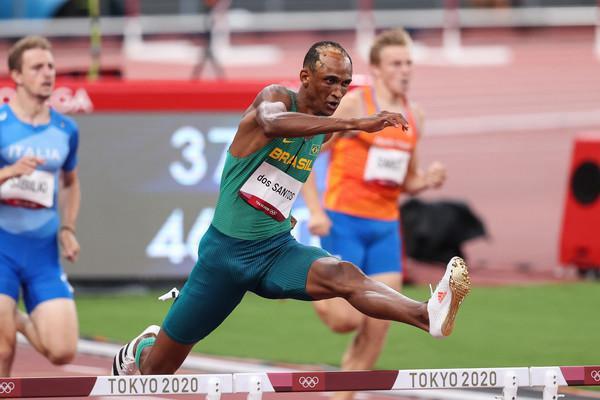 Alison dos Santos durante prova dos 400m com barreiras nos Jogos Olímpicos Tóquio 2020